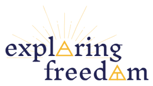 Logo mit den Worten in Dunkelblau „exploring freedom“, wobei die Os durch zwei gelbe Glyphen ersetzt worden sind. Die Glyphe in „exploring“ bedeutet „explore“ und die Glyphe in „freedom“ bedeutet „create“.