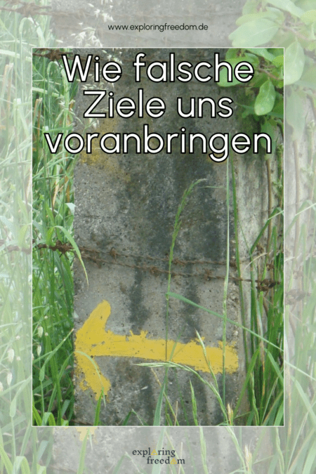 Pinterest-Pin: Betonpfeiler und Stacheldrahtzaun mit gelbem Pfeil nach links, umgeben von hohem Gras und Pflanzen. Steht symbolisch für falsche Ziele.