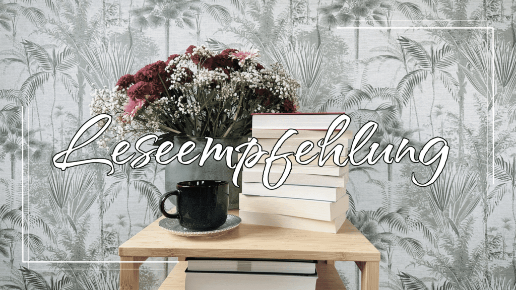Ein gemütlicher Holztisch mit einem Stapel Bücher, einer schwarzen Tasse auf einem Untersetzer und einem Blumenstrauß in einer Vase. Im Hintergrund ist eine Tapete mit Palmenmuster zu sehen, und darüber steht das Wort 'Leseempfehlung' in geschwungener Schrift.