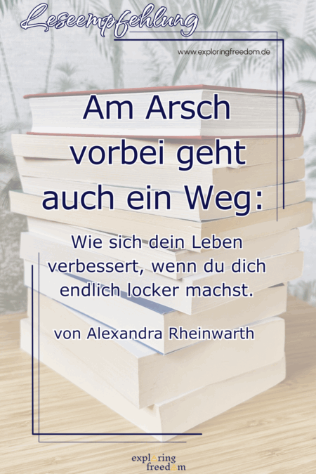 Buchstapel mit dem Titel 'Am Arsch vorbei geht auch ein Weg: Wie sich dein Leben verbessert, wenn du dich endlich locker machst“ von Alexandra Rheinwarth