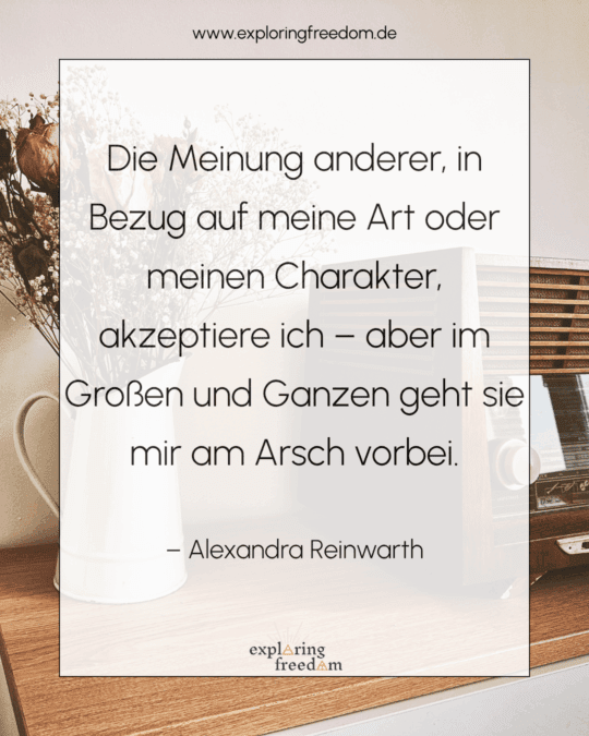 Zitat von Alexandra Reinwarth: „Die Meinung anderer, in Bezug auf meine Art oder meinen Charakter tunesisch, akzeptiere ich – aber im Großen und Ganzen geht sie mir am Arsch vorbei.“ auf weißem Hintergrund mit Vase und Radio im Hintergrund